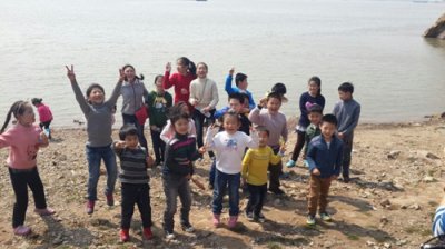 植树节采草莓植树活动